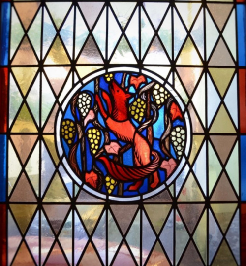 Ett kyrkofönster med färger och mönster.