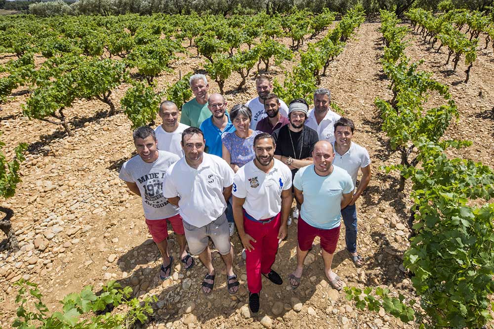 Team Les Vignerons D’Estézargues ute bland vinrankorna