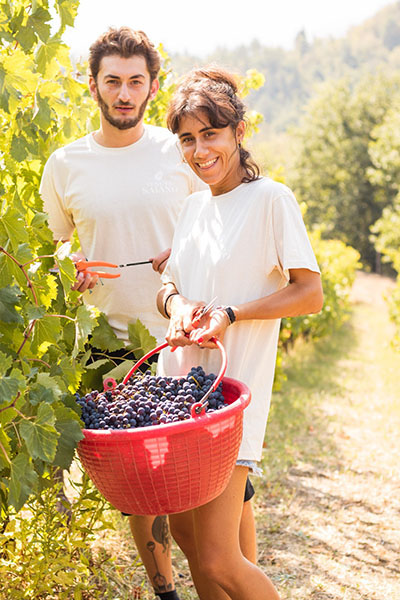 Alex Fulvi och Olivia Lucchi Maggioli framför sina vinodlingar på Tenuta Saiano