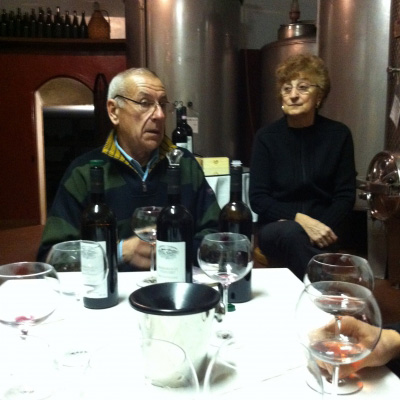 En man och en kvinna sitter vid ett bord och dricker vin